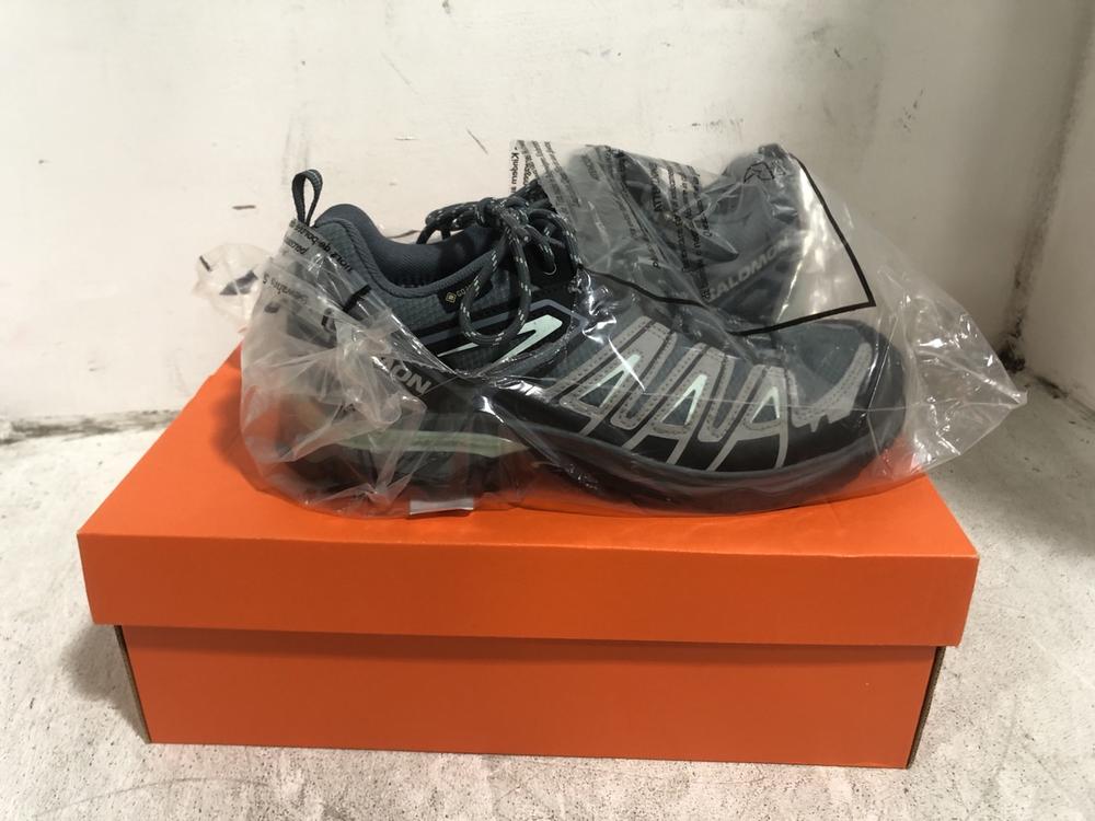 Lot 567  
            Chesterfield SR45 - Parcel Delivery Only 

                
SALOMON GORETEX ORTHOLITE UK SIZE 6 TO INCLUDE THE NIKE PREMIER III FG UK SIZE 10...