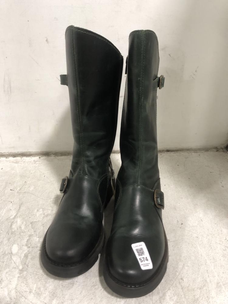 Lot 574  
            Chesterfield SR45 - Parcel Delivery Only 

                
FLY LONDON GREEN BOOTS P142913017 05 25 39 UK SIZE 6 (LOCATION: I1)