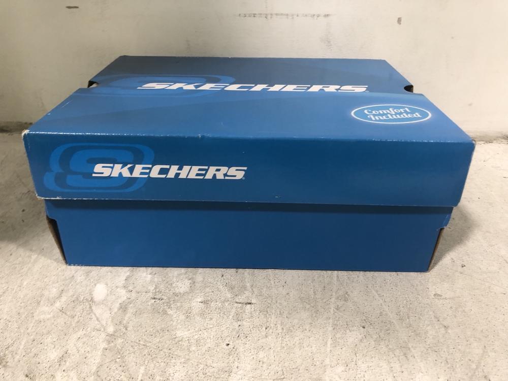 Lot 586  
            Chesterfield SR45 - Parcel Delivery Only 

                
SKECHERS PREMIUM WHITE / BLUE UK SIZE 2 (LOCATION: I2)