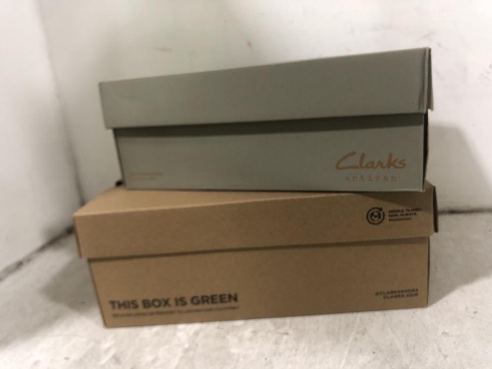 Lot 587  
            Chesterfield SR45 - Parcel Delivery Only 

                
CLARKS HOWARD CAP BLACK LEATHER UK SIZE 8 TO INCLUDE CLARKS UN COSTA LA WHITE LEA...