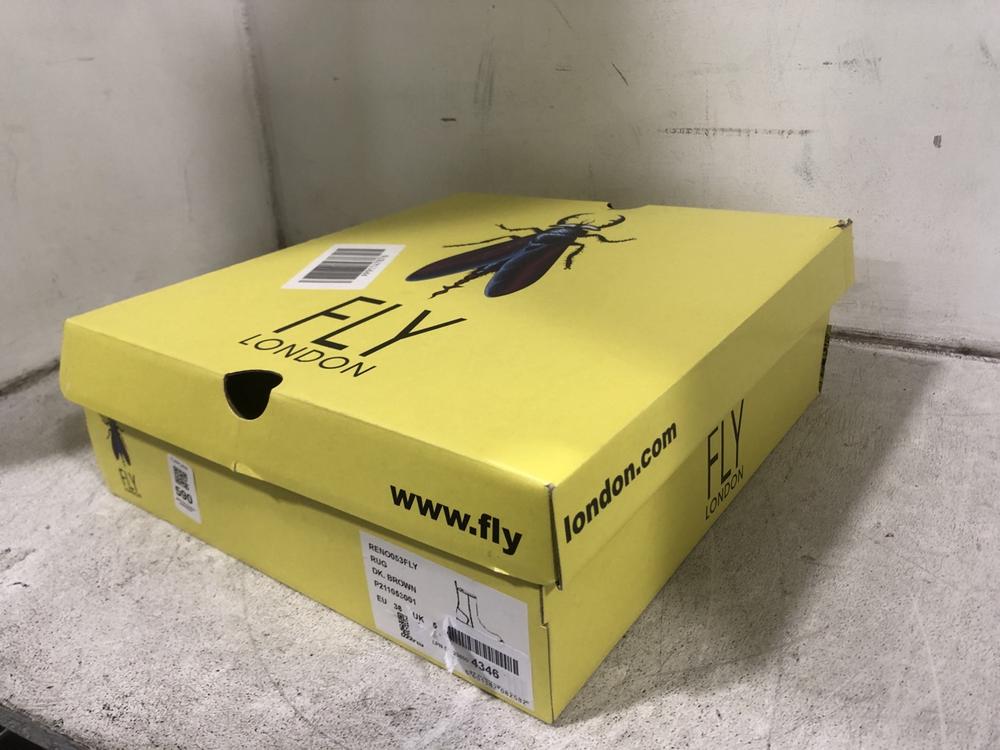 Lot 590  
            Chesterfield SR45 - Parcel Delivery Only 

                
FLY LONDON RENO053FLY RUG DK BROWN P211053001 UK SIZE 5 (LOCATION: I2)