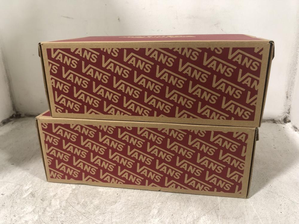 Lot 593  
            Chesterfield SR45 - Parcel Delivery Only 

                
VANS BROOKLYN LS BLACK /GUM UK 12 TO INCLUDE VANS BROOKLYN LS BLACK/BLACK UK SIZE...