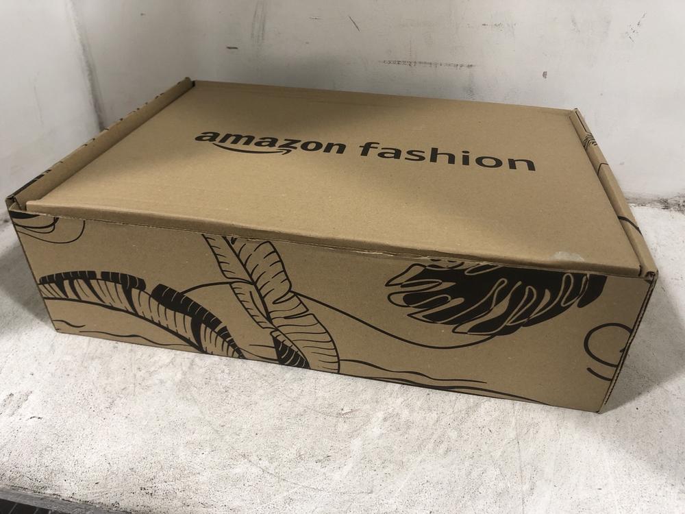 Lot 599  
            Chesterfield SR45 - Parcel Delivery Only 

                
CAT CATERPILLAR WORK BOOTS UK SIZE 11 (LOCATION: I2)