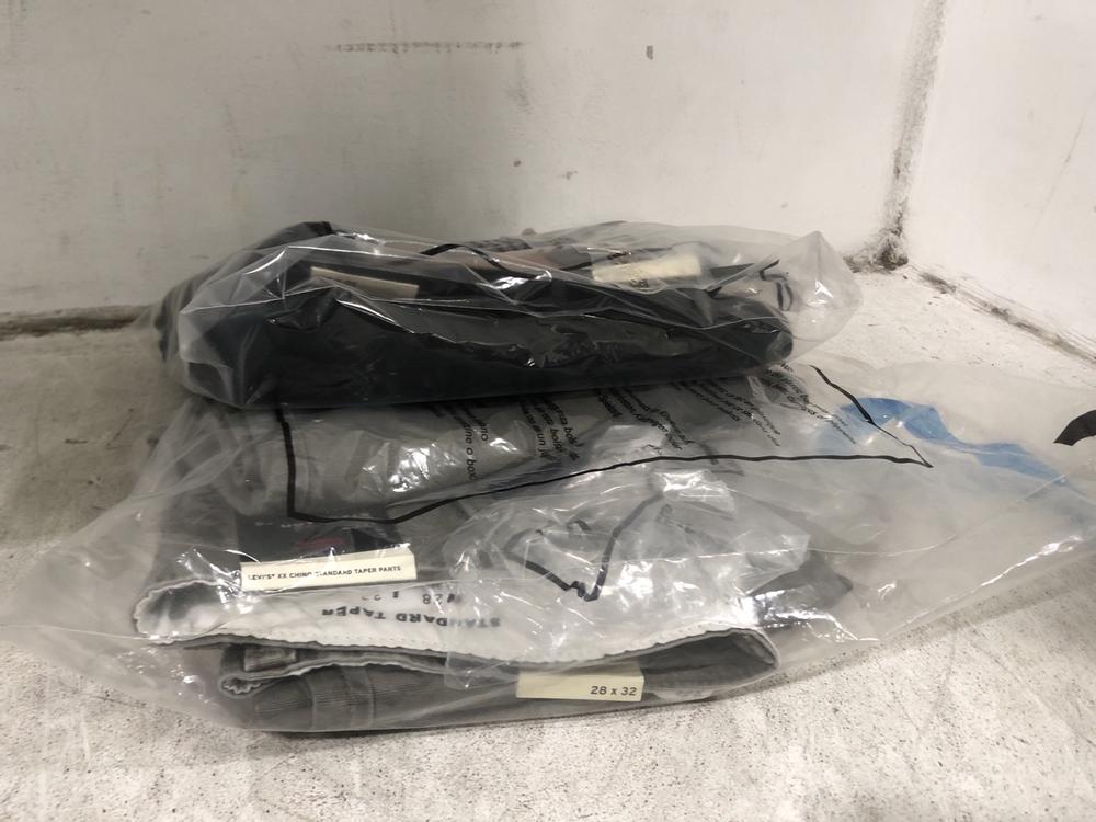 Lot 601  
            Chesterfield SR45 - Parcel Delivery Only 

                
LEVIS 501 ORIGINAL 30X30 TO INCLUDE LEVI'S XX CHINO STANDARD TAPER PANTS 28 X 32 ...