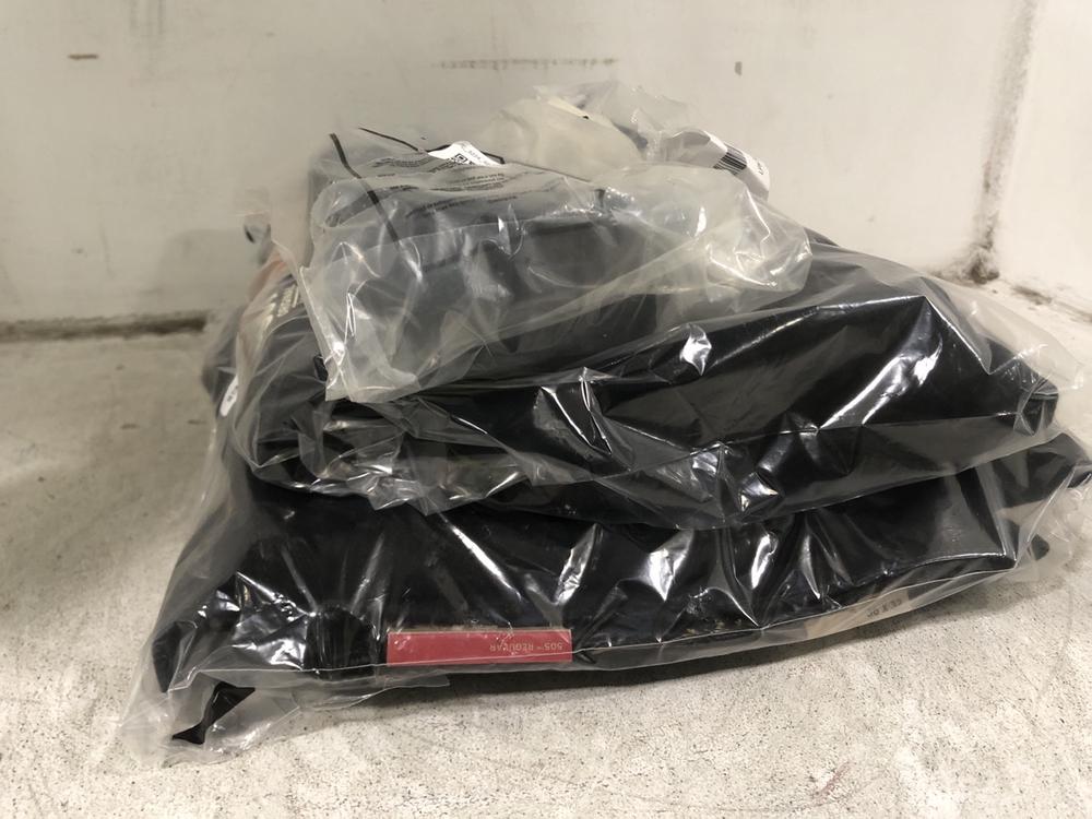 Lot 602  
            Chesterfield SR45 - Parcel Delivery Only 

                
3X ASSORTED BRANDED CLOTHING TO INCLUDE LEVIS BLACK LEATHER BELT UK 30 (LOCATION:...
