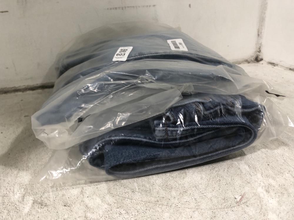 Lot 603  
            Chesterfield SR45 - Parcel Delivery Only 

                
WRANGLER BLUE JEANS W38 L30 TO INCLUDE LEVIS PREMIUM BLUE JEANS W36 L 30 (LOCATIO...