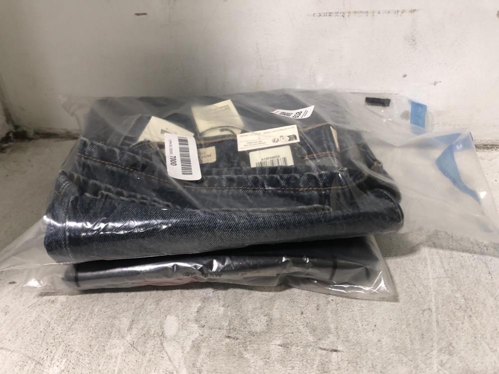 Lot 618  
            Chesterfield SR45 - Parcel Delivery Only 

                
LEVIS 501 90S 29 X 32 TO INCLUDE LEVI'S 314 SHAPING STRAIGHT 31 X 30 (LOCATION: I2)