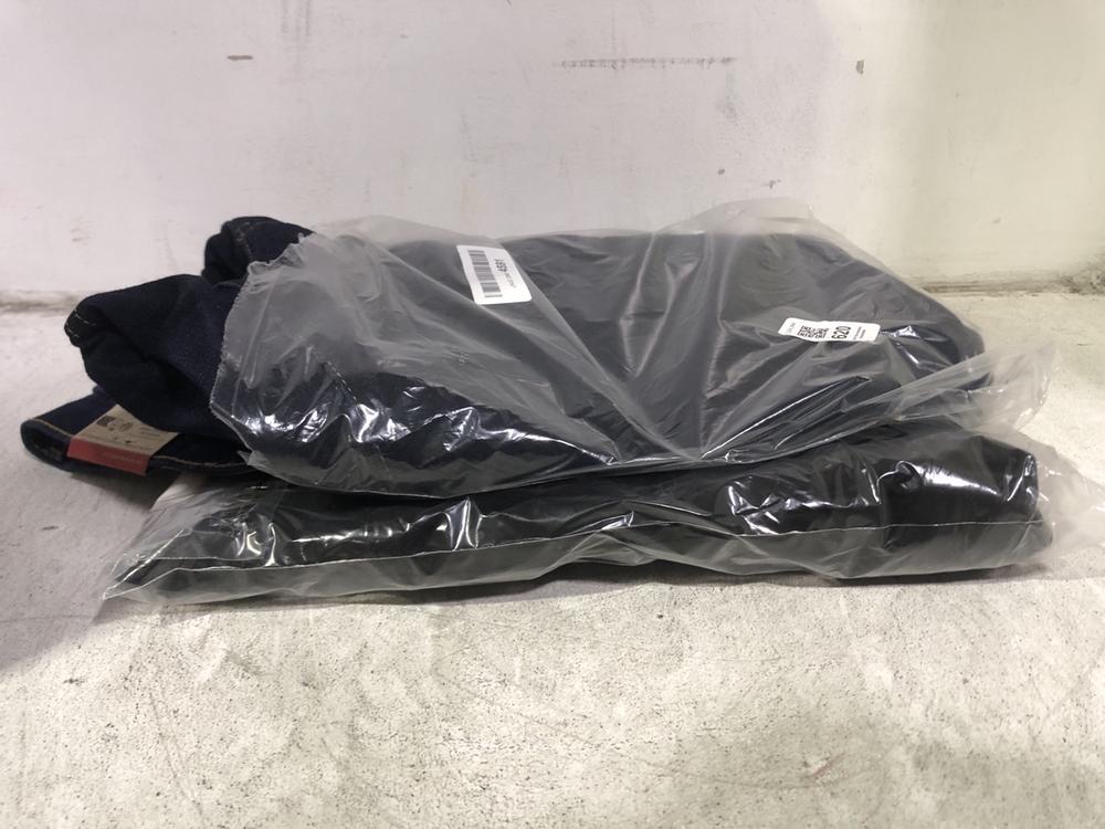 Lot 620  
            Chesterfield SR45 - Parcel Delivery Only 

                
LEVI'S 315 SHAPING BOOTCUT SIZE 16M TO INCLUDE LEVIS 514 STRAIGHT 36 X 32 (LOCATI...