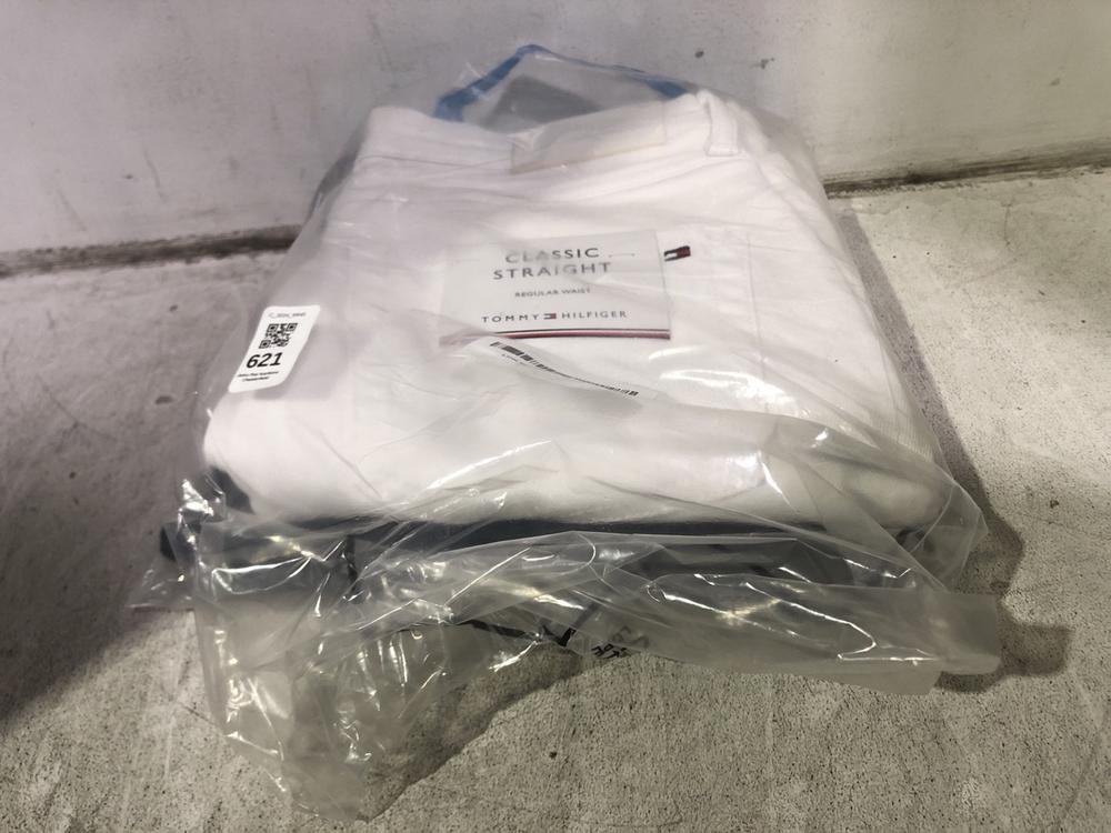 Lot 621  
            Chesterfield SR45 - Parcel Delivery Only 

                
TOMMY HILFIGER CLASSIC STRAIGHT WHITE JEANS W28 X L28 TO INCLUDE TOMMY HILFIGER B...