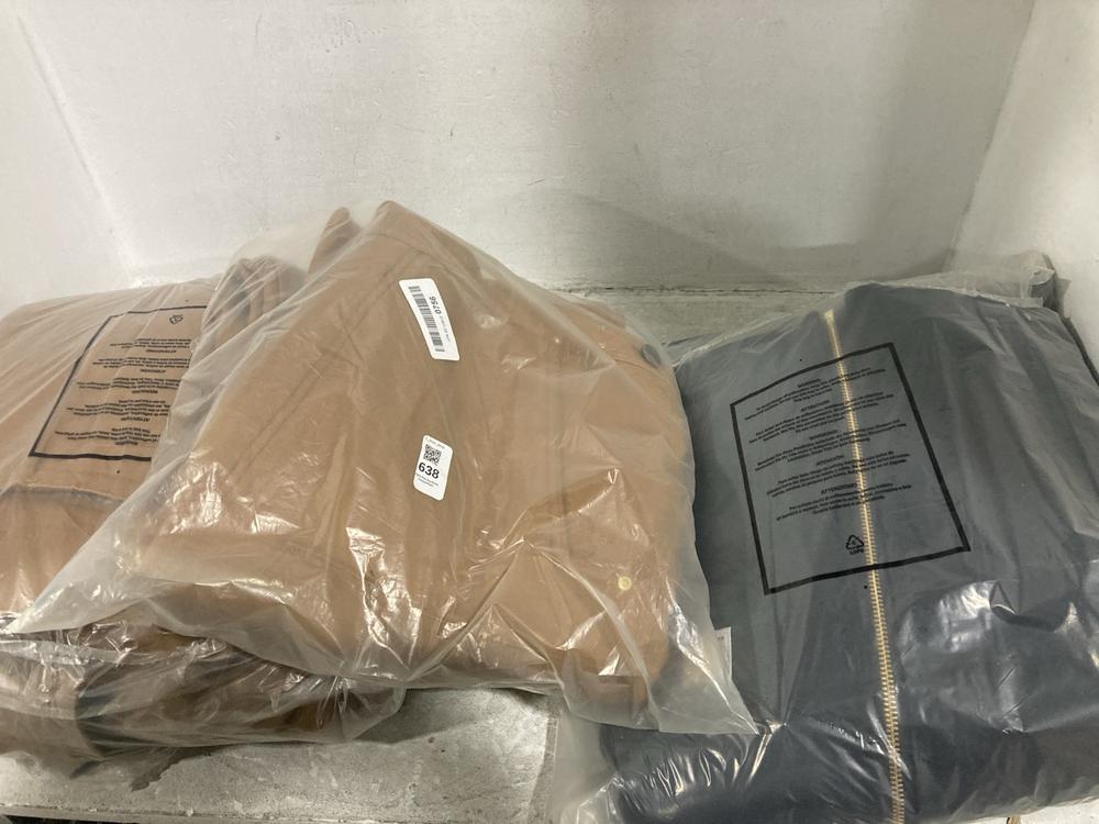 Lot 638  
            Chesterfield SR45 - Parcel Delivery Only 

                
3X ASSORTED JACKETS TO INCLUDE CARHARTT BROWN JACKET UK SIZE XL (LOCATION: I3)