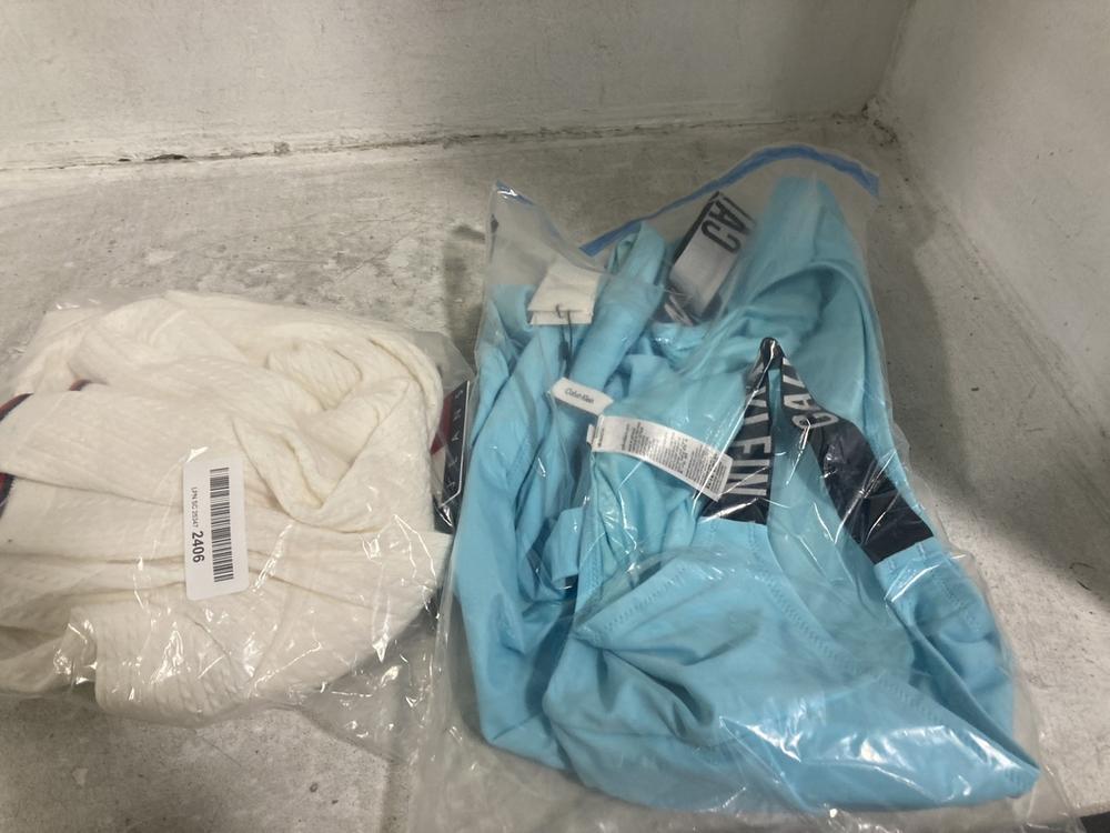 Lot 639  
            Chesterfield SR45 - Parcel Delivery Only 

                
TOMMY HILFIGER CABLE ZIP THRU CARDIGAN WHITE UK XL TO INCLUDE CALVIN KLEIN SWIMWE...