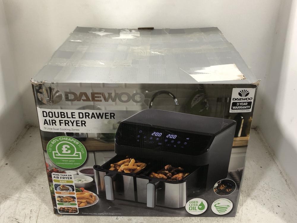 Lot 90  
            Chesterfield SR45 - Parcel Delivery Only 

                
DAEWOO DOUBLE DRAWER AIRFRYER 9 LITRE DUAL COOKING ZONE (LOCATION: G2)