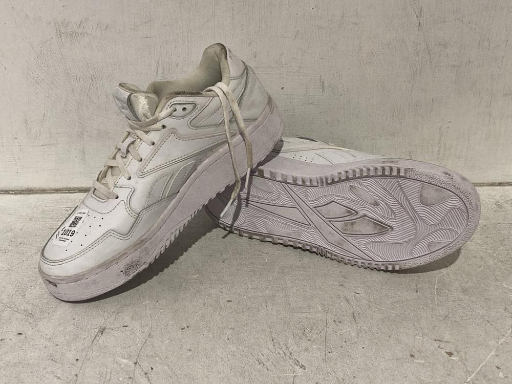 Lot 1019  
            Chesterfield SR44 - Parcel Delivery Only 

                
2 X ASSORTED FOOTWEAR TO INCLUDE REEBOK TRAINERS SIZE 6 (LOCATION: J4) - Image 3