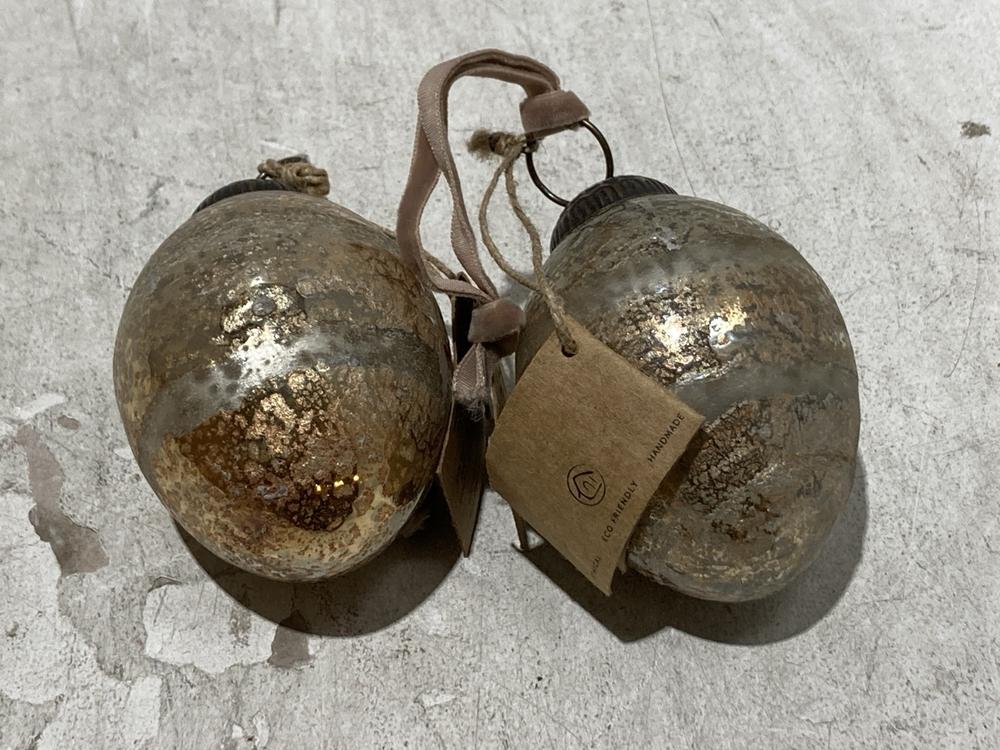 Lot 101  
            Chesterfield SR44 - Parcel Delivery Only 

                
4 X ASSORTED NKUKU ITEMS TO INCLUDE NKUKU KHILA METAL & GLASS VASE - CLEAR & ANTI... - Image 2