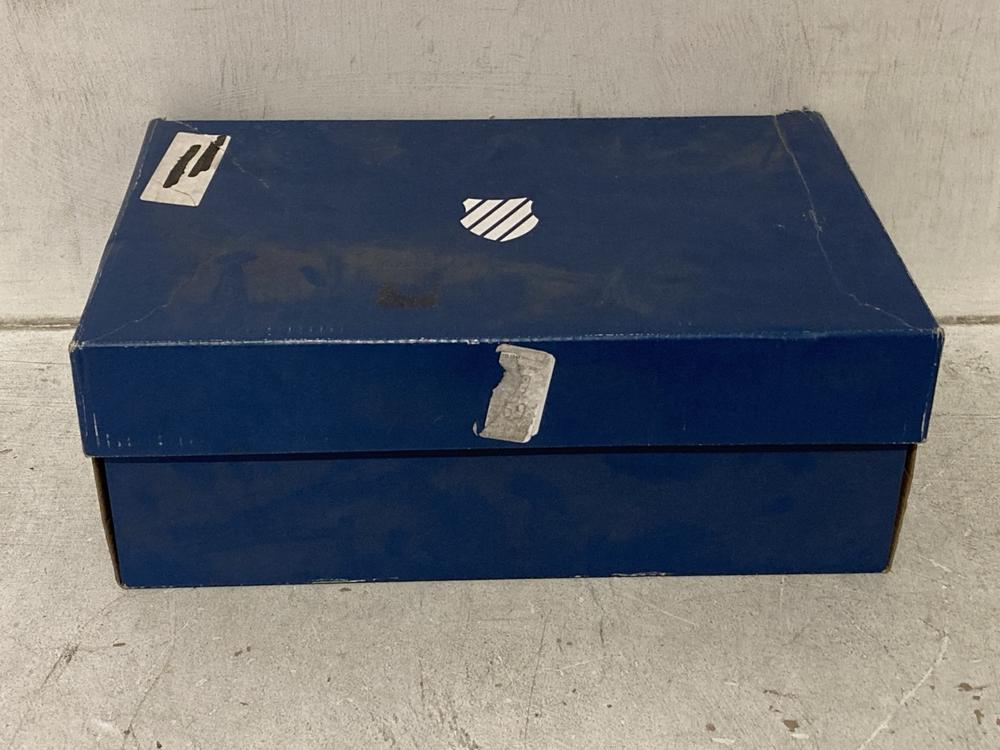 Lot 1020  
            Chesterfield SR44 - Parcel Delivery Only 

                
K.SWISS MENS CLEAN COURT LOW WHITE/GREY TRAINERS UK SIZE 8 (LOCATION: J4)