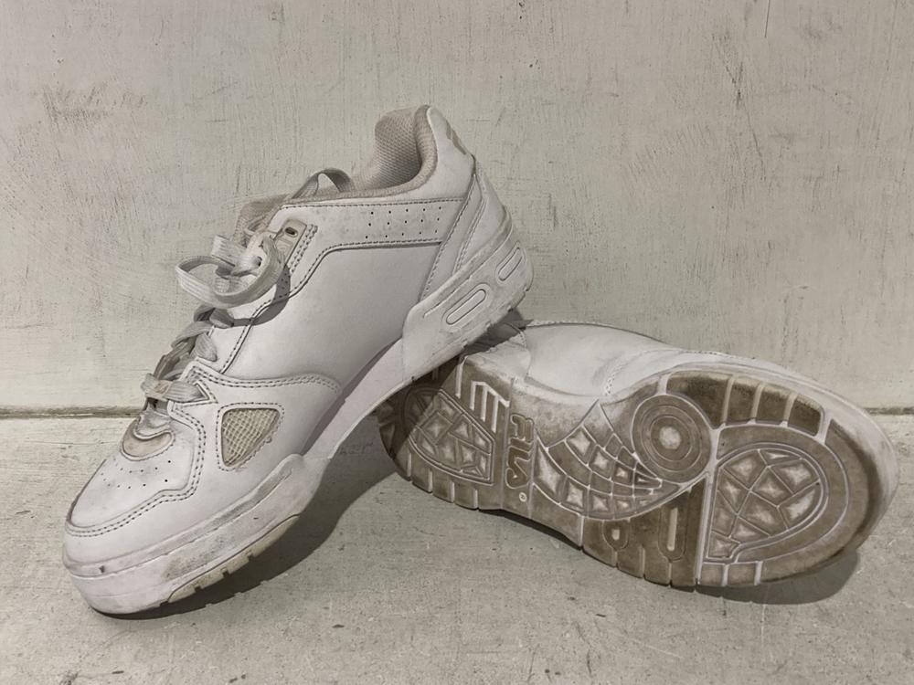 Lot 1021  
            Chesterfield SR44 - Parcel Delivery Only 

                
2 X ASSORTED SHOES TO INCLUDE FILA CHUNKY PLATFORM TRAINERS IN WHITE SIZE 5.5 (LO... - Image 3