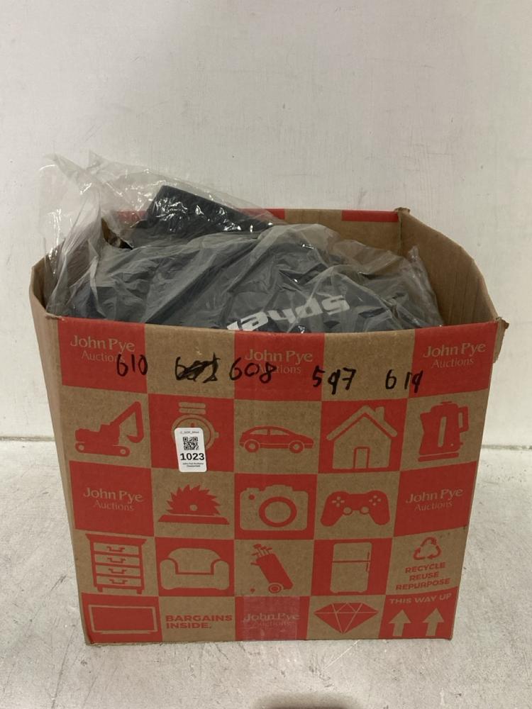 Lot 1023  
            Chesterfield SR44 - Parcel Delivery Only 

                
4 X ASSORTED WESUITS TO INCLUDE WETSUIT IN BLACK SIZE XS - ORIGINAL RRP £125 (LOC...