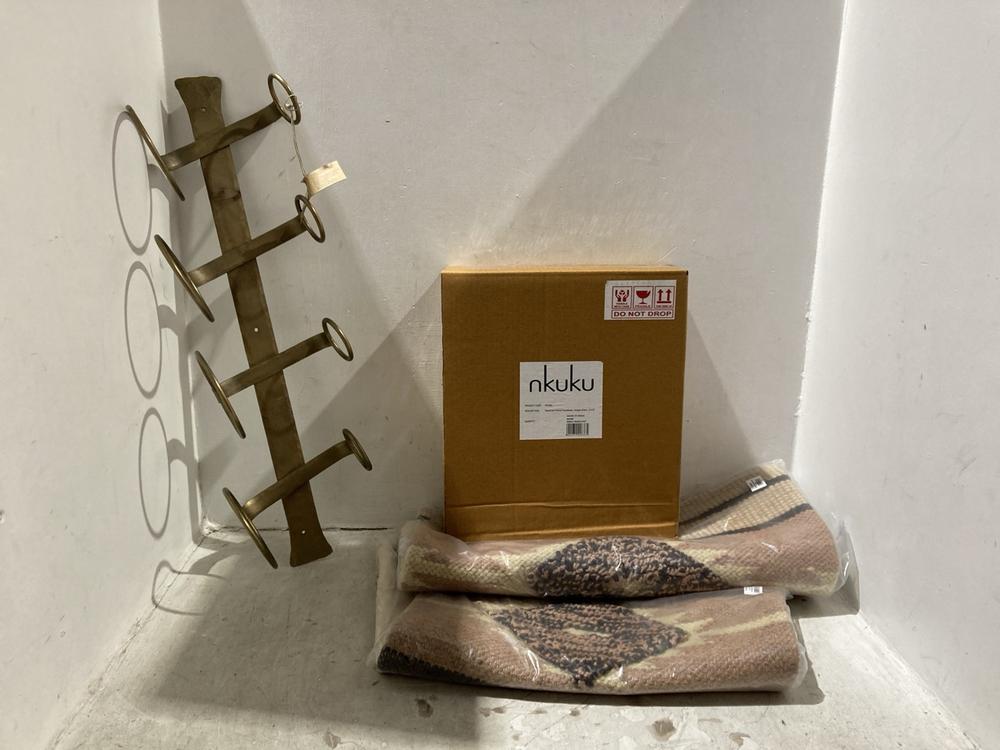 Lot 106  
            Chesterfield SR44 - Parcel Delivery Only 

                
4 X ASSORTED NKUKU ITEMS TO INCLUDE TUSSI MARA INK 50X50 (LOCATION: L10)