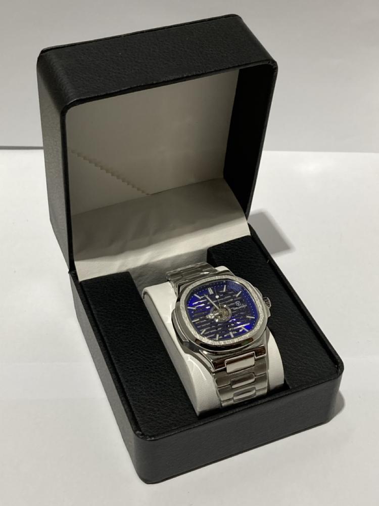 Lot 120  
            Chesterfield SR44 - Parcel Delivery Only 

                
MENS VONLANTHEN AUTOMATIC WATCH – GREEN SKELETON DIAL – STAINLESS STEEL STRAP – G...