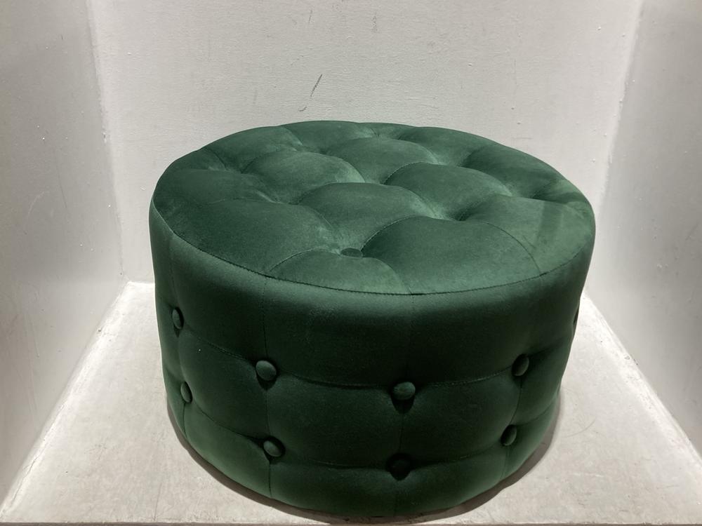 Lot 135  
            Chesterfield SR44 - Parcel Delivery Only 

                
BELIANI POUFFE TAMPA VELVET DARK GREEN 55 CM 55 CM 30 CM - ITEM NO. 18932 - ORIGI...