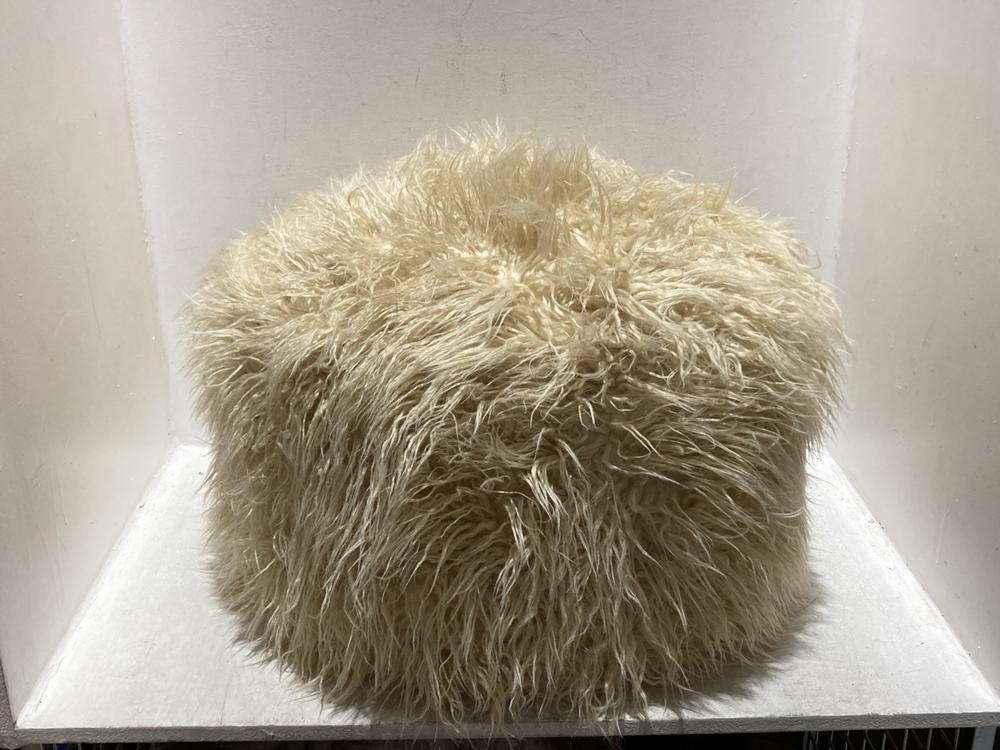 Lot 137  
            Chesterfield SR44 - Parcel Delivery Only 

                
BELIANI FLUFFY FOOT POUF - ITEM NO. 34680 (LOCATION: L11)