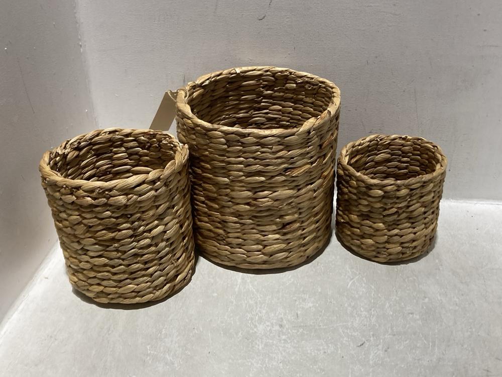 Lot 143  
            Chesterfield SR44 - Parcel Delivery Only 

                
3 X ASSORTED BELIANI ITEMS TO INCLUDE KNOT PILLOW IN GREEN (LOCATION: L11)