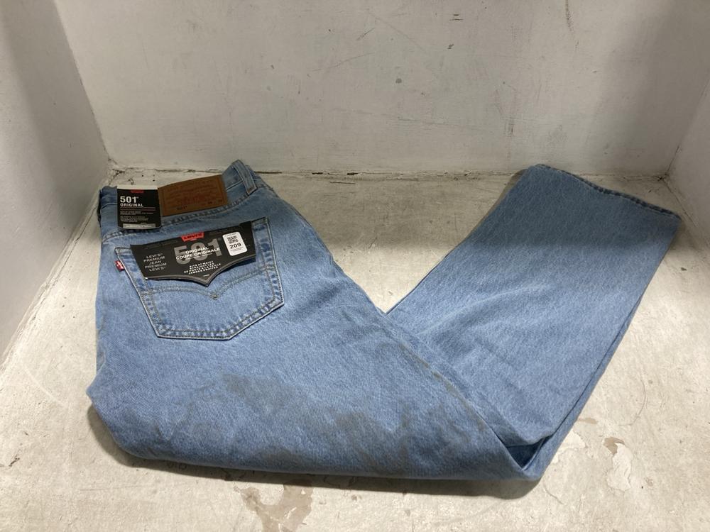 Lot 209  
            Chesterfield SR44 - Parcel Delivery Only 

                
LEVI'S JEANS IN BLUE SIZE 34 (LOCATION: G1)