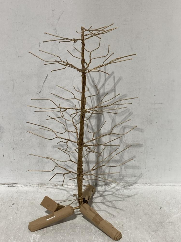 Lot 20  
            Chesterfield SR44 - Parcel Delivery Only 

                
NKUKU CHARIDA WIRE TREE IN BRASS SMALL (LOCATION: L6)