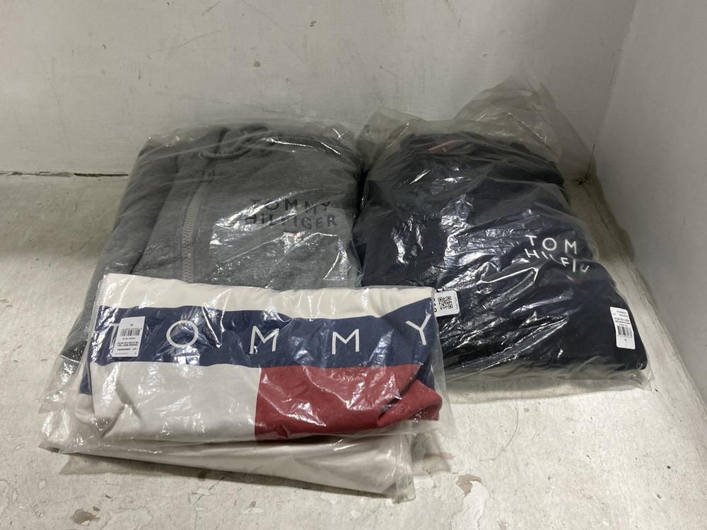 Lot 218  
            Chesterfield SR44 - Parcel Delivery Only 

                
3 X ASSORTED CLOTHING ITEMS TO INCLUDE TOMMY HILFIGER ZIP UP HOODIE IN BLUE SIZE ...