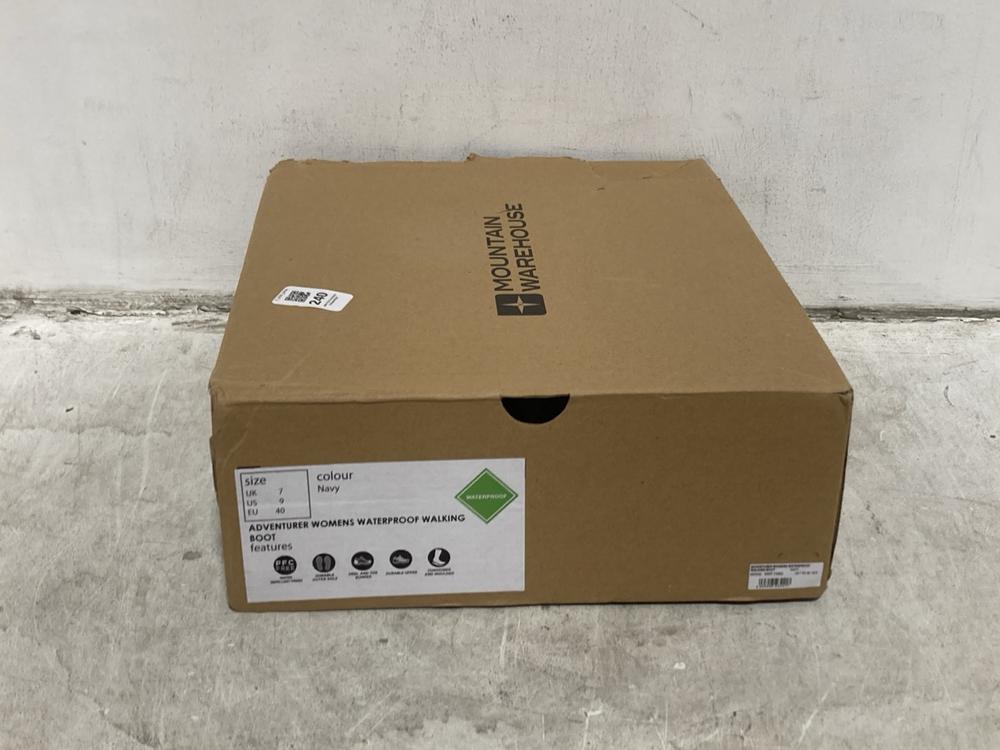 Lot 240  
            Chesterfield SR44 - Parcel Delivery Only 

                
MOUNTAIN WAREHOUSE ADVENTURER WOMEN'S BOOTS IN NAVY SIZE 7 (LOCATION: G2)