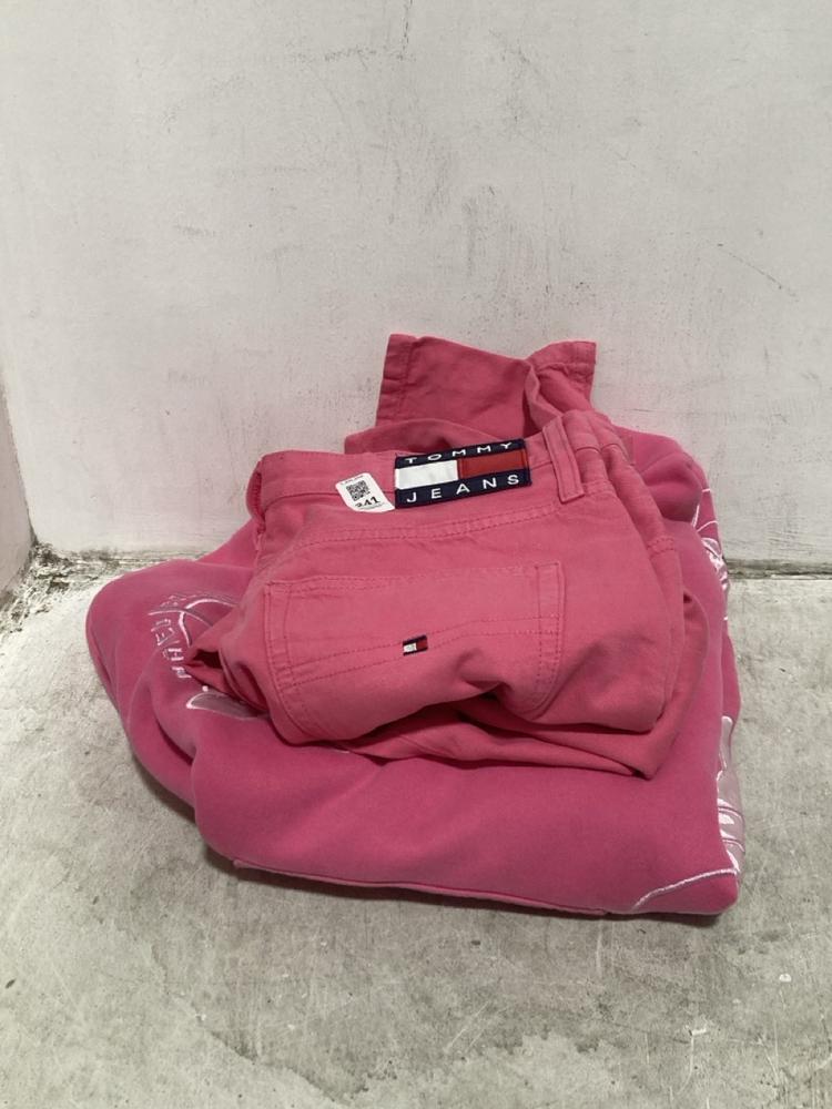 Lot 241  
            Chesterfield SR44 - Parcel Delivery Only 

                
TOMMY HILFIGER JEANS IN PINK SIZE 30 TO INCLUDE NAMED COLLECTIVE HOODIE IN PINK S...