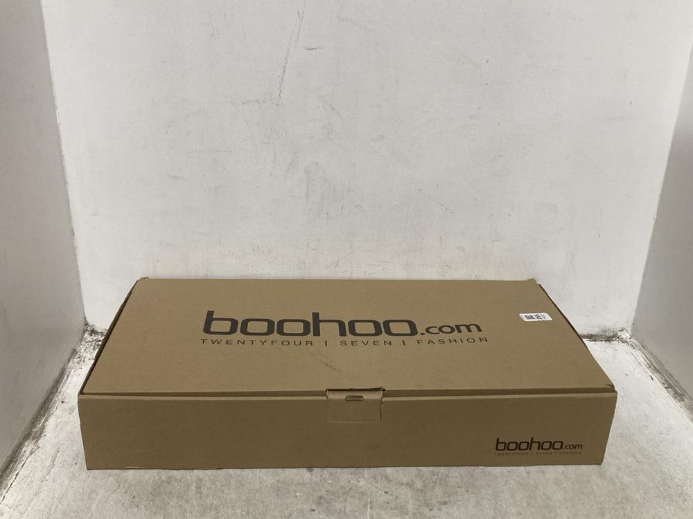 Lot 255  
            Chesterfield SR44 - Parcel Delivery Only 

                
BOOHOO FABRIC BOOTS IN BLACK SIZE 6 (LOCATION: G2)
