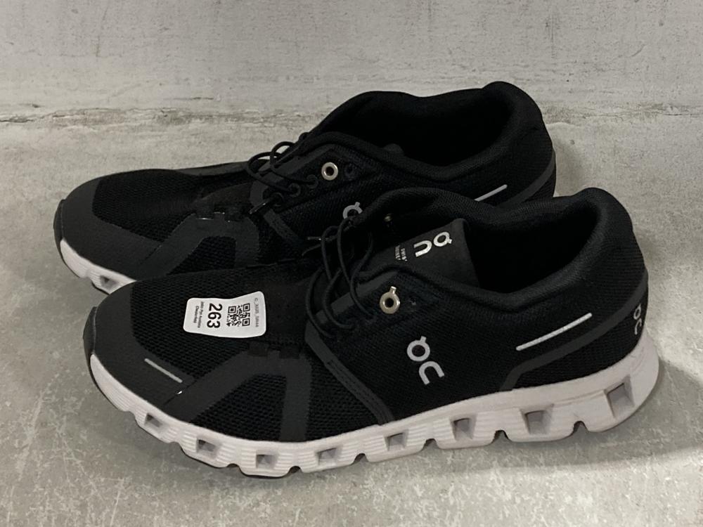 Lot 263  
            Chesterfield SR44 - Parcel Delivery Only 

                
ON CLOUD 6 RUNNING SHOES IN BLACK SIZE 6 ORIGINAL RRP £140 (LOCATION: G3)