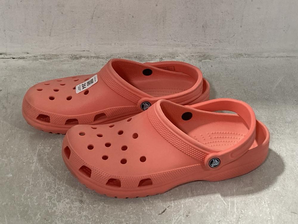 Lot 264  
            Chesterfield SR44 - Parcel Delivery Only 

                
CROCS IN PINK SIZE 12 (LOCATION: G3)