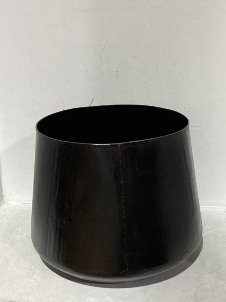 Lot 26  
            Chesterfield SR44 - Parcel Delivery Only 

                
NKUKU ENDO RECLAIMED IRON PLANTER - AGED BLACK - LARGE 39 X 48CM (DIA) - ITEM NO....