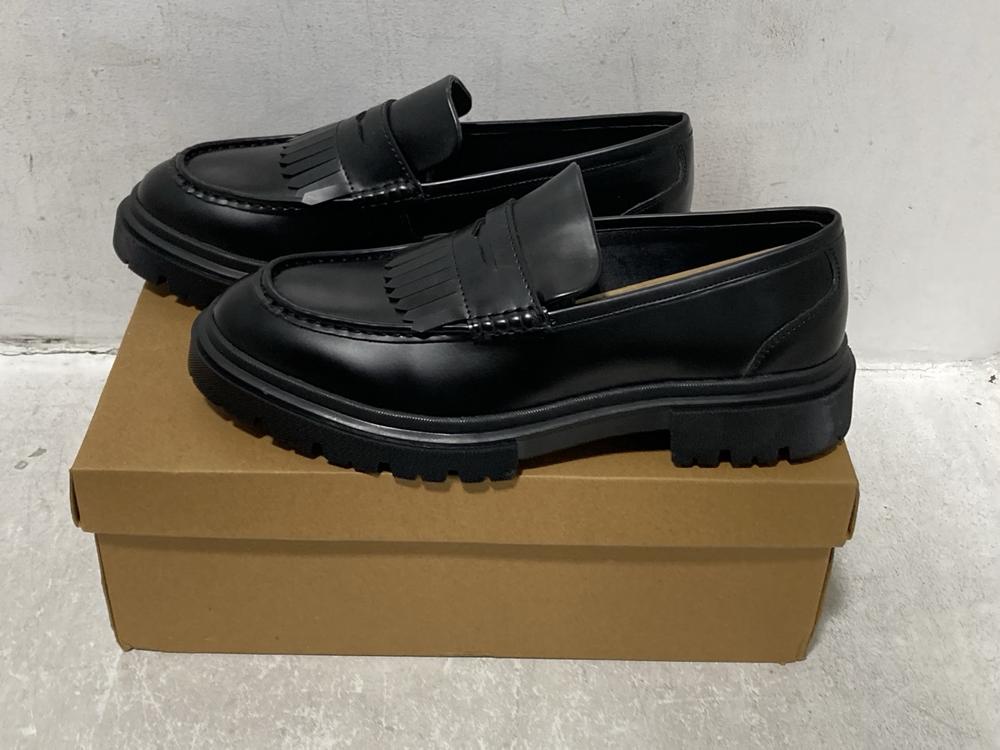 Lot 274  
            Chesterfield SR44 - Parcel Delivery Only 

                
MAN PU CHUNKY SOLE TASSEL LOAFER IN BLACK SIZE 7 (LOCATION: G3)