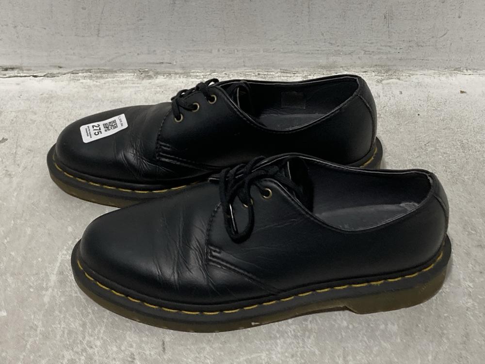 Lot 275  
            Chesterfield SR44 - Parcel Delivery Only 

                
DR MARTENS DRESS SHOES IN BLACK SIZE 6 (LOCATION: G3)
