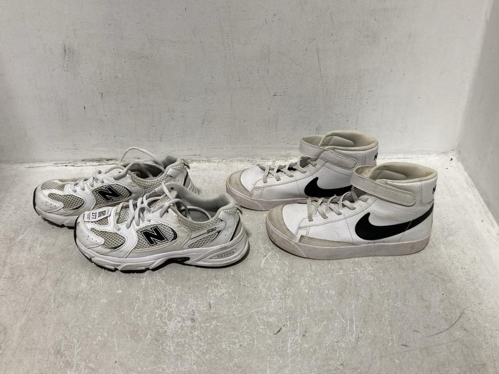 Lot 277  
            Chesterfield SR44 - Parcel Delivery Only 

                
NIKE KIDS BLAZER MID 77 SNEAKERS IN WHITE SIZE 2 TO INCLUDE NEW BALANCE RUNNING S...