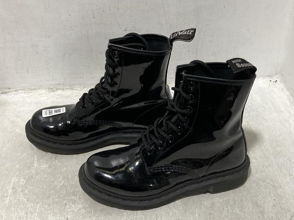 Lot 283  
            Chesterfield SR44 - Parcel Delivery Only 

                
DR MARTENS BLACK BOOTS SIZE 4 (LOCATION: G3)