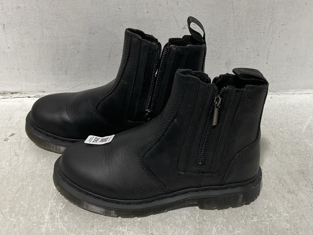 Lot 291  
            Chesterfield SR44 - Parcel Delivery Only 

                
DR MARTENS BOOTS IN BLACK SIZE 8.5 (LOCATION: G3)