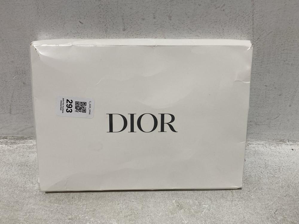 Lot 293  
            Chesterfield SR44 - Parcel Delivery Only 

                
3 X ASSORTED BEAUTY ITEMS TO INCLUDE DIOR TROUSSE POUCH (LOCATION: G3)