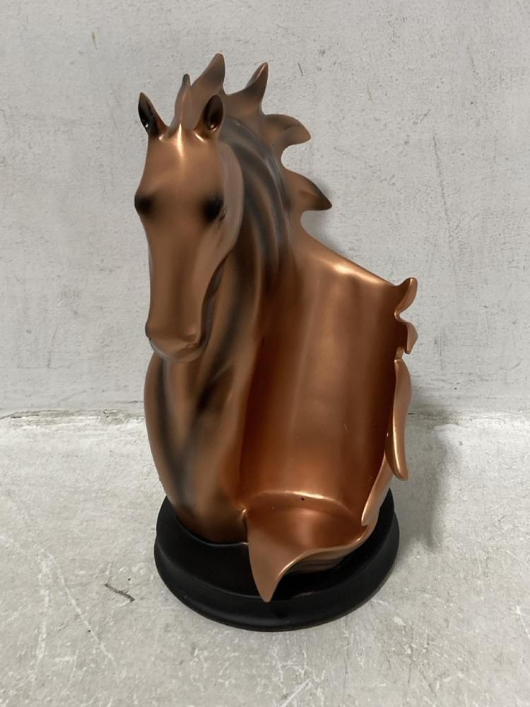 Lot 298  
            Chesterfield SR44 - Parcel Delivery Only 

                
4 X ASSORTED FURNITURE ITEMS TO INCLUDE PICNIC BASKET (LOCATION: G3)