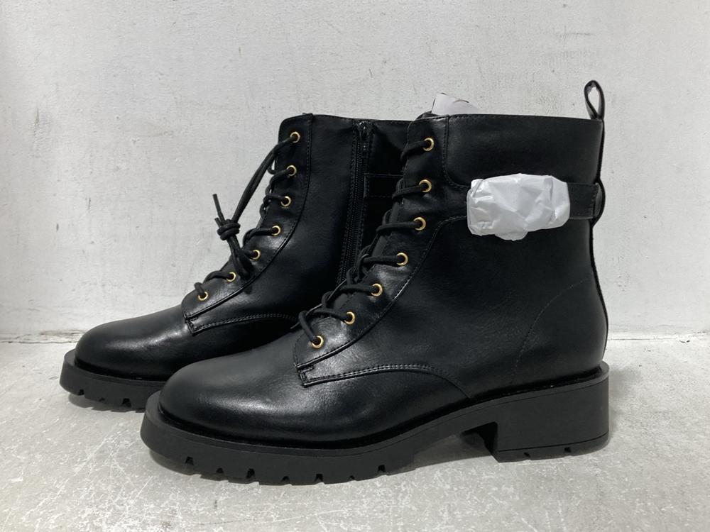 Lot 299  
            Chesterfield SR44 - Parcel Delivery Only 

                
BOX OF ASSORTED SHOES TO INCLUDE VERY BOOTS IN BLACK SIZE 8 (LOCATION: G3)