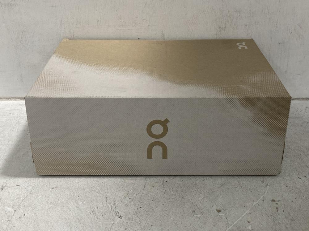 Lot 309  
            Chesterfield SR44 - Parcel Delivery Only 

                
ON CLOUD CLOUD TILT RUNNING SHOES IN BLACK SIZE 7 (LOCATION: G4)