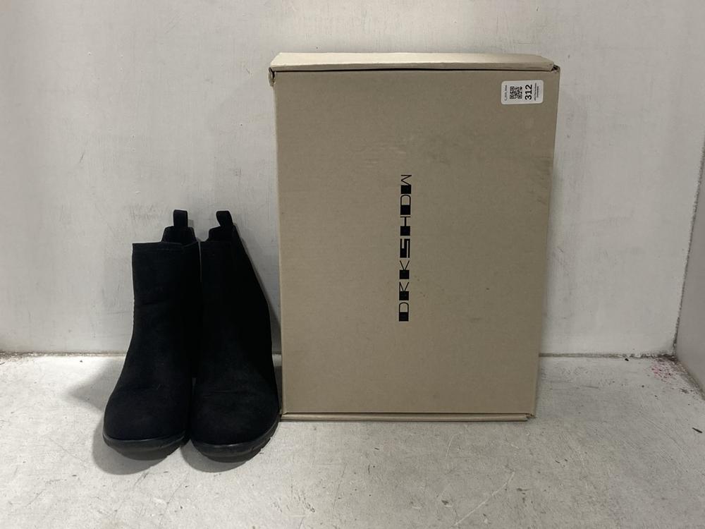 Lot 312  
            Chesterfield SR44 - Parcel Delivery Only 

                
MARCO TOZZI WOMEN'S BOOTS IN BLACK SIZE 6 TO INCLUDE DRKSHOW BOOTS IN BLACK SIZE ...
