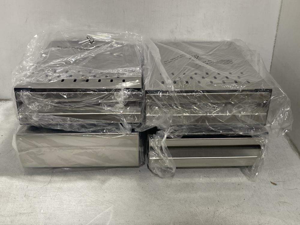 Lot 313  
            Chesterfield SR44 - Parcel Delivery Only 

                
4 X POWDER BOXES IN STAINLESS STEEL (LOCATION: G4)