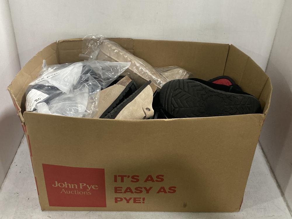 Lot 323  
            Chesterfield SR44 - Parcel Delivery Only 

                
BOX OF ASSORTED SHOES TO INCLUDE PRETTY LITTLE THING BLACK LEATHER BOOTS SIZE 6 (...