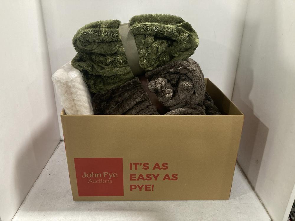 Lot 326  
            Chesterfield SR44 - Parcel Delivery Only 

                
BOX OF ASSORTED BEDDING ITEMS TO INCLUDE DEYONGS HEMSWORTH LUXURY SHERPA THROW (L...