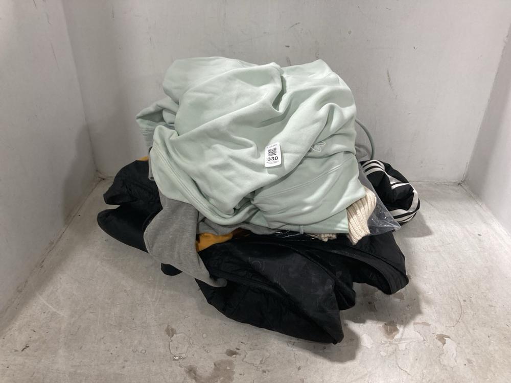 Lot 330  
            Chesterfield SR44 - Parcel Delivery Only 

                
6 X ASSORTED BRANDED CLOTHING ITEMS TO INCLUDE ADIDAS GREEN CROP JUMPER SIZE UK 1...