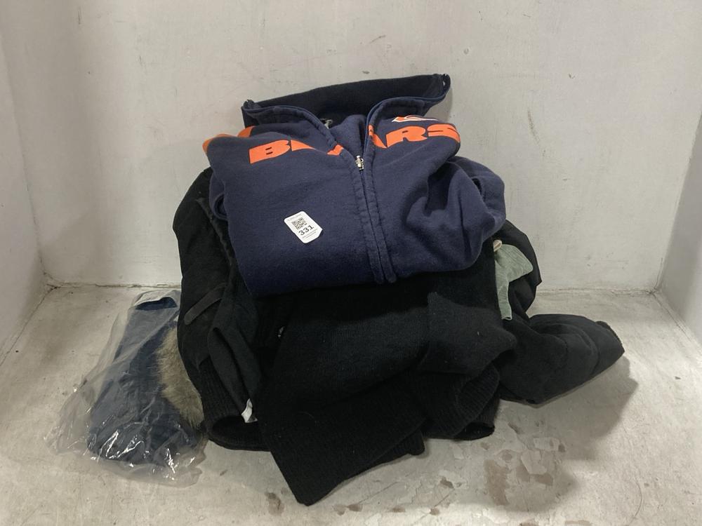 Lot 331  
            Chesterfield SR44 - Parcel Delivery Only 

                
6 X ASSORTED BRANDED CLOTHING ITEMS TO INCLUDE NFL BEARS ZIP UP JACKET SIZE UNKNO...